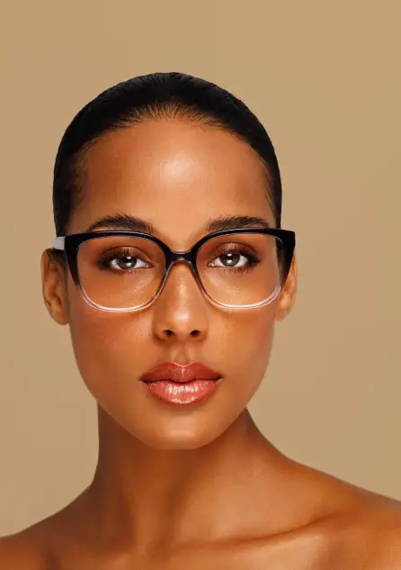 Portrait éditorial de Léa portant la monture optique Alma de TOPLOOK
